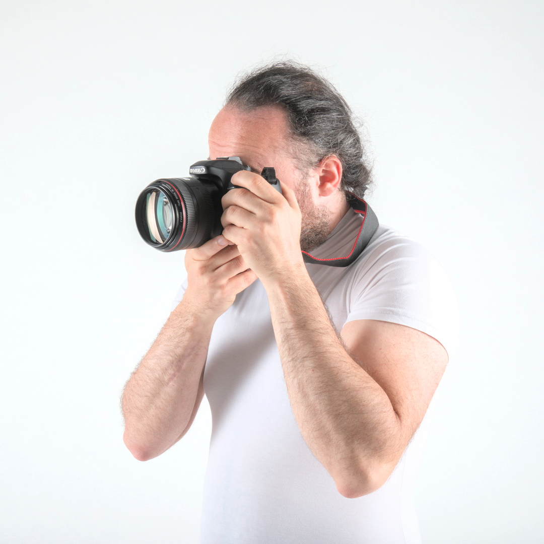 Adrian mit Spiegelreflexkamera