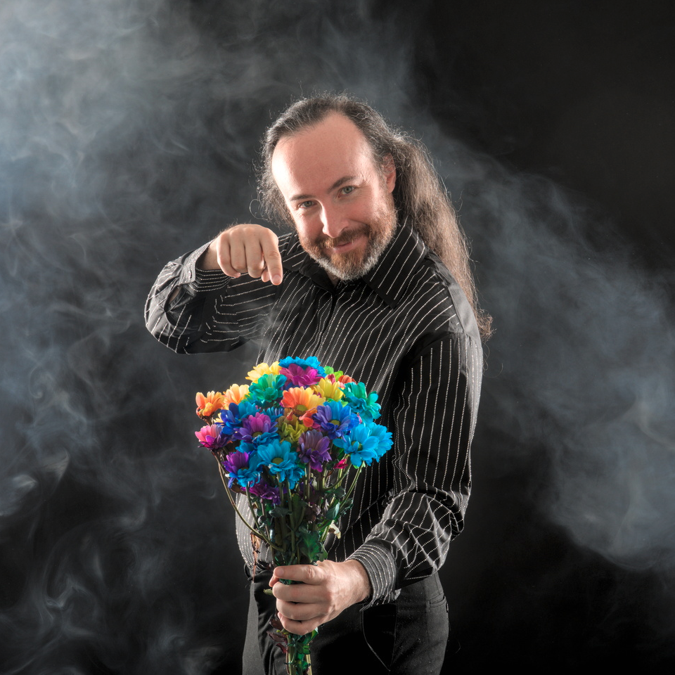 Adrian Fuchs mit Blumen in der Hand