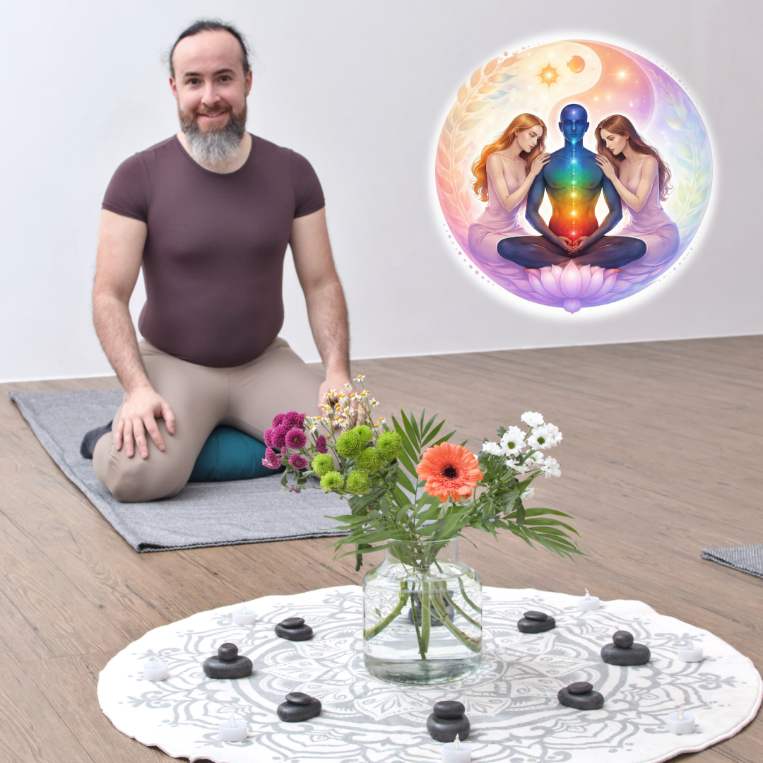 Adrian auf Yogamatte vor Mandala mit Blumenvase